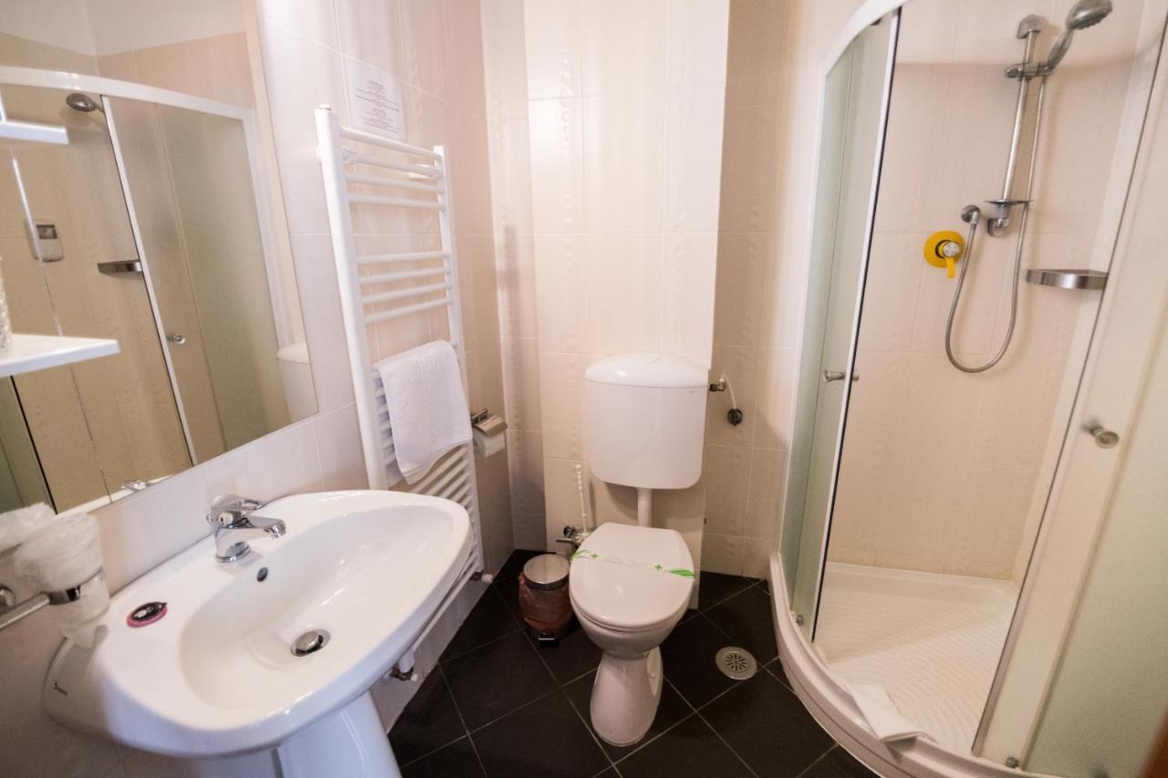 Hotel Amadeus Fokszany Zewnętrze zdjęcie