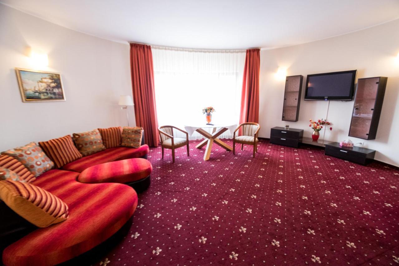 Hotel Amadeus Fokszany Zewnętrze zdjęcie