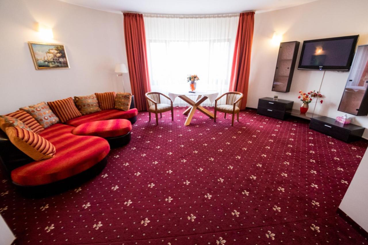 Hotel Amadeus Fokszany Zewnętrze zdjęcie