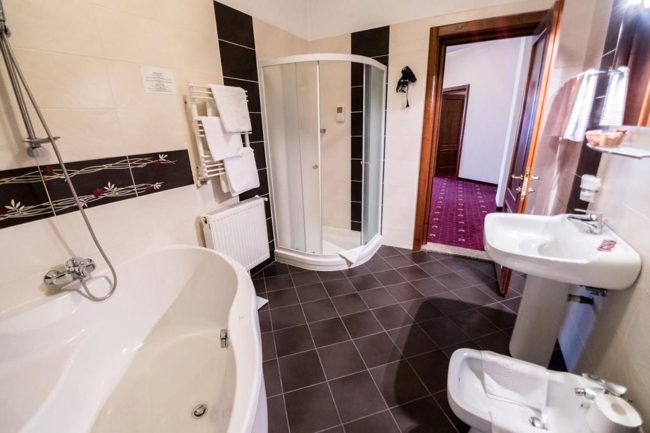 Hotel Amadeus Fokszany Zewnętrze zdjęcie