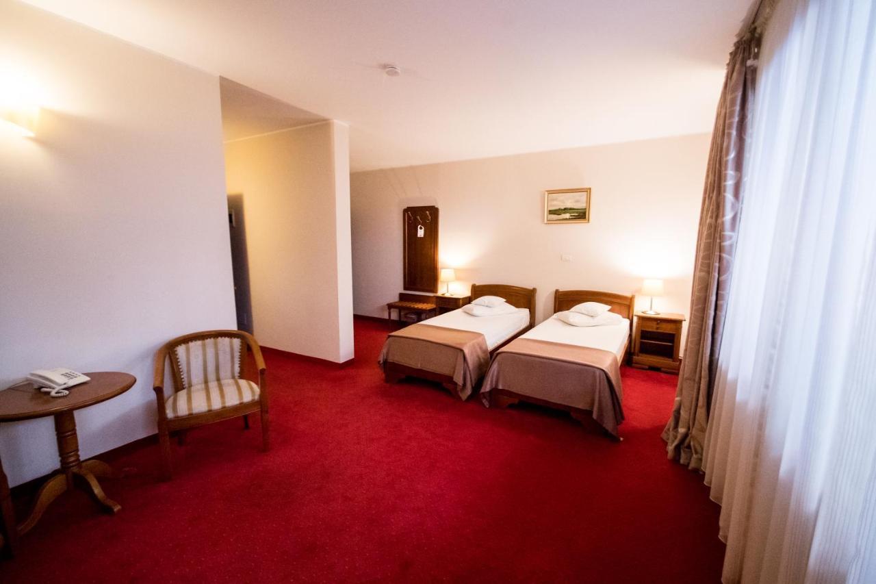 Hotel Amadeus Fokszany Zewnętrze zdjęcie