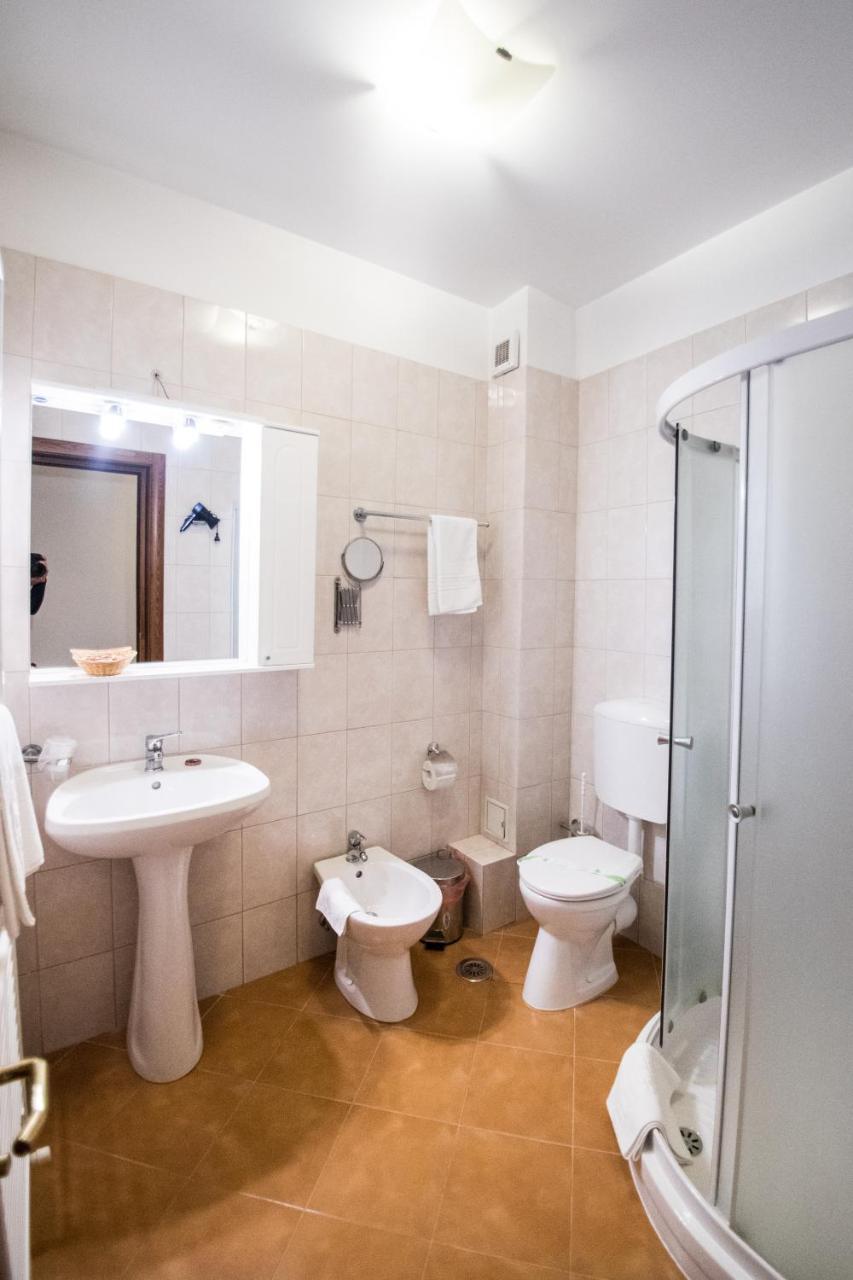 Hotel Amadeus Fokszany Zewnętrze zdjęcie