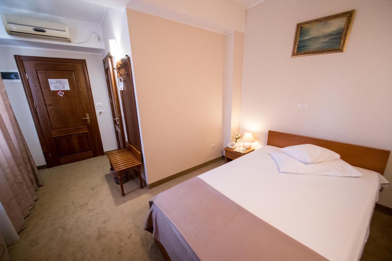 Hotel Amadeus Fokszany Zewnętrze zdjęcie