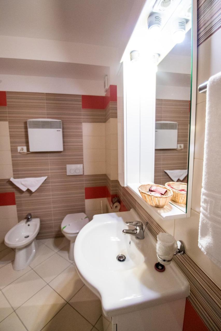 Hotel Amadeus Fokszany Zewnętrze zdjęcie