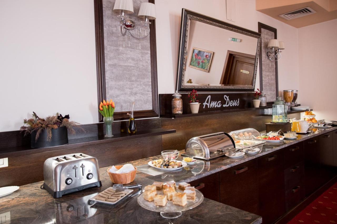 Hotel Amadeus Fokszany Zewnętrze zdjęcie