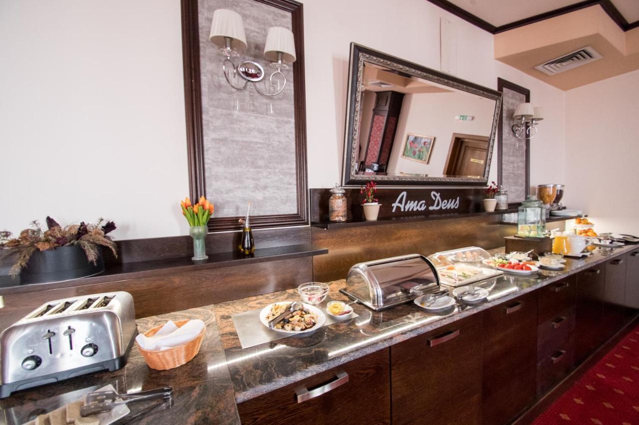 Hotel Amadeus Fokszany Zewnętrze zdjęcie