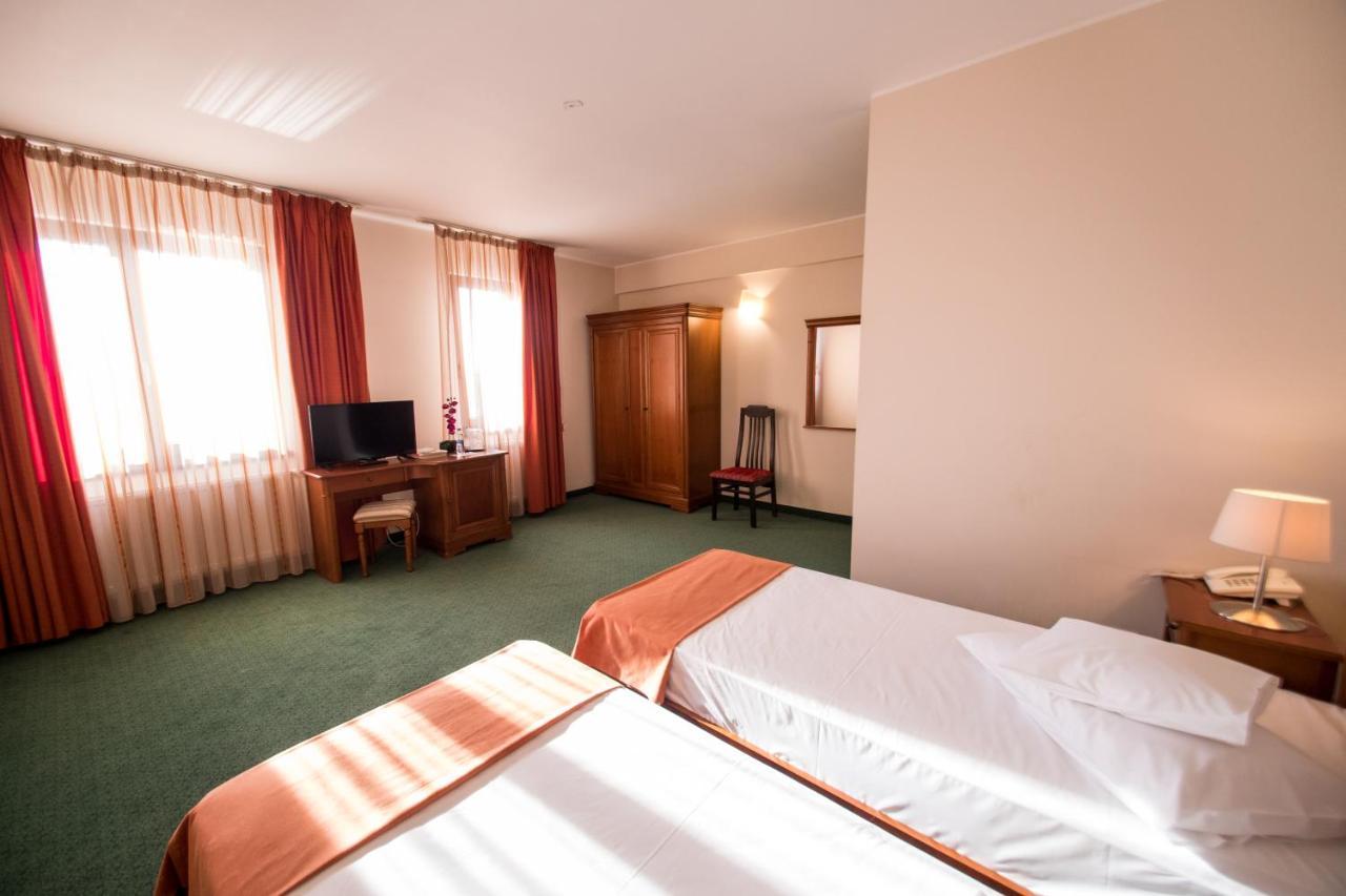 Hotel Amadeus Fokszany Zewnętrze zdjęcie