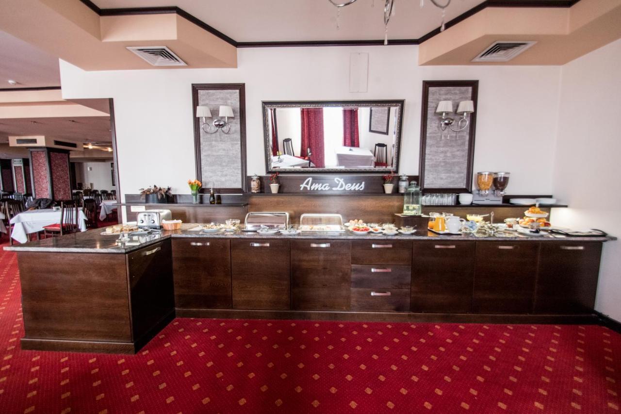 Hotel Amadeus Fokszany Zewnętrze zdjęcie