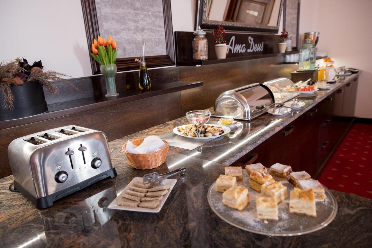 Hotel Amadeus Fokszany Zewnętrze zdjęcie